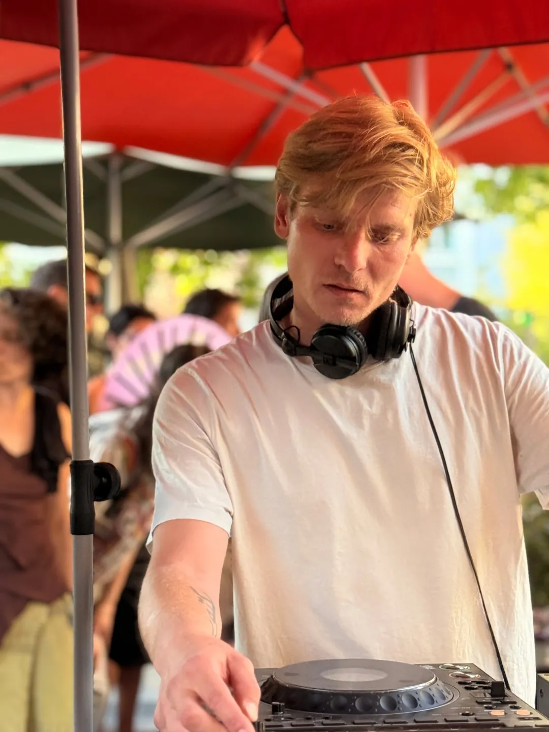 zijn at the decks during an open-air set